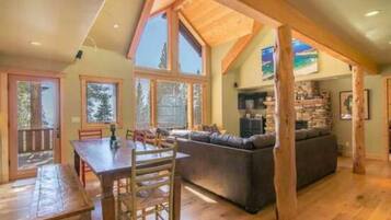 Cabin, 5 Bedrooms | Living room