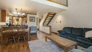 Living room - Gold Bend 5111 by Tahoe Mountain Properties (Truckee)