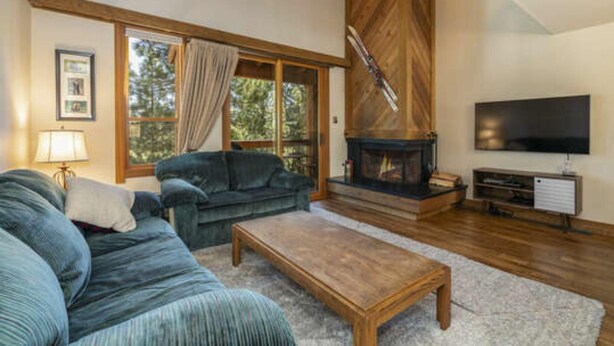 Living room - Gold Bend 5111 by Tahoe Mountain Properties (Truckee)