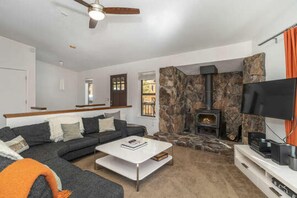 Chalet, 5 Bedrooms | Living room