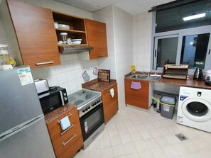 冷蔵庫、電子レンジ、オーブン、コンロ