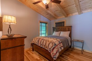 2 bedrooms, iron/ironing board, WiFi, bed sheets - Touch of Grey - Riverfront home, pet friendly, near Boone and West Jefferson (West Jefferson)