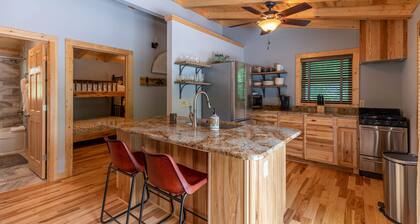 Touch of Grey - Riverfront home, pet friendly, near Boone and West Jefferson