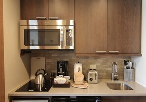 冰箱、微波炉、洗碗机、厨具/餐具