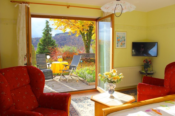 Ferienwohnung Rhön-Wohn-Schlafraum mit direkten Zugang zum Garten