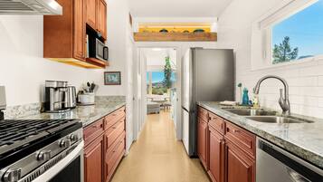 Geladeira, micro-ondas, fogão, cooktop