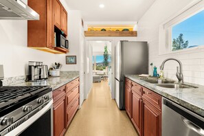 Geladeira, micro-ondas, fogão, cooktop