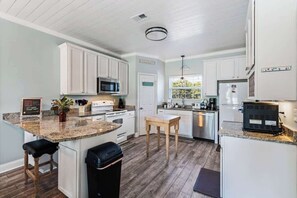 Kjøleskap, mikrobølgeovn, ovn og kokeplater