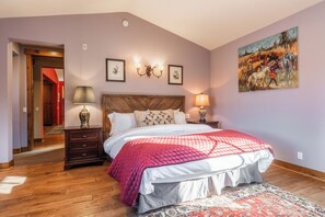 3 bedrooms, desk, iron/ironing board, free WiFi
