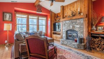 Smart TV, lareira, DVD player, pebolim