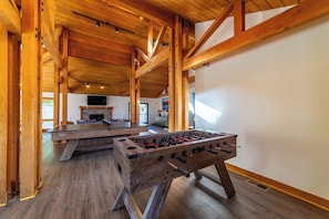 Games room - Old Western Style Snowcreek Townhome 533 (Mammoth Lakes)