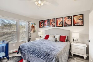 3 chambres, bureau, fer et planche à repasser, lit parapluie