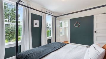 5 bedrooms, desk, iron/ironing board, free WiFi