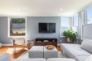 Smart TV, reproductor de DVD, futbolito y tenis de mesa 