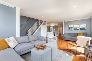 Smart TV, reproductor de DVD, futbolito y tenis de mesa 