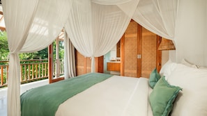 Un dormitorio con cama a dosel, armario de madera y vistas a la vegetación.
