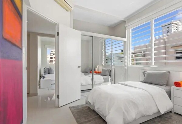 3 habitaciones, tabla de planchar con plancha, wifi y ropa de cama 