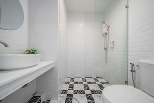 Ducha, artículos de higiene personal gratuitos y secador de pelo