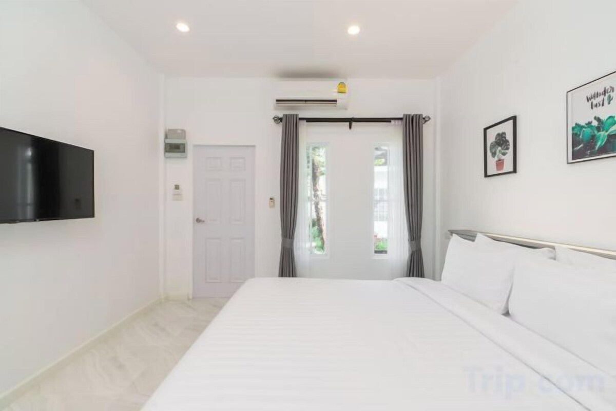 Premium bedding, minibar, WiFi (free), bed sheets