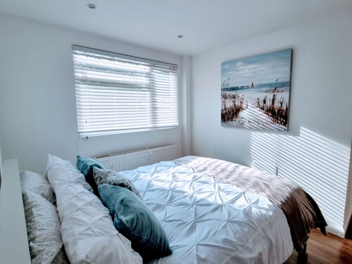 Sunny detached bungalow with private courtyard