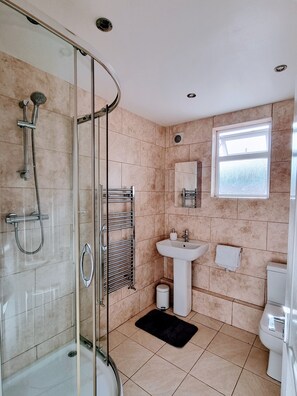 Dusche, Haartrockner, Handtücher, Seife