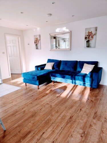 Sunny detached bungalow with private courtyard