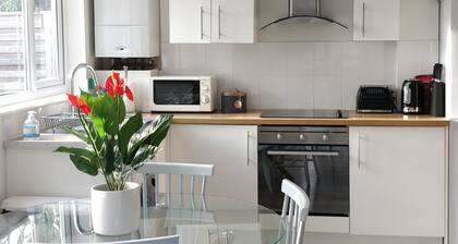 Sunny detached bungalow with private courtyard