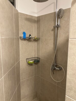 Shower, towels, soap, shampoo - Appartluxe (Papeete)