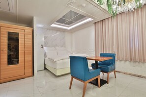 Premium Suite Couple Sauna | Décoration personnalisée, ameublement personnalisé, Wi-Fi gratuit