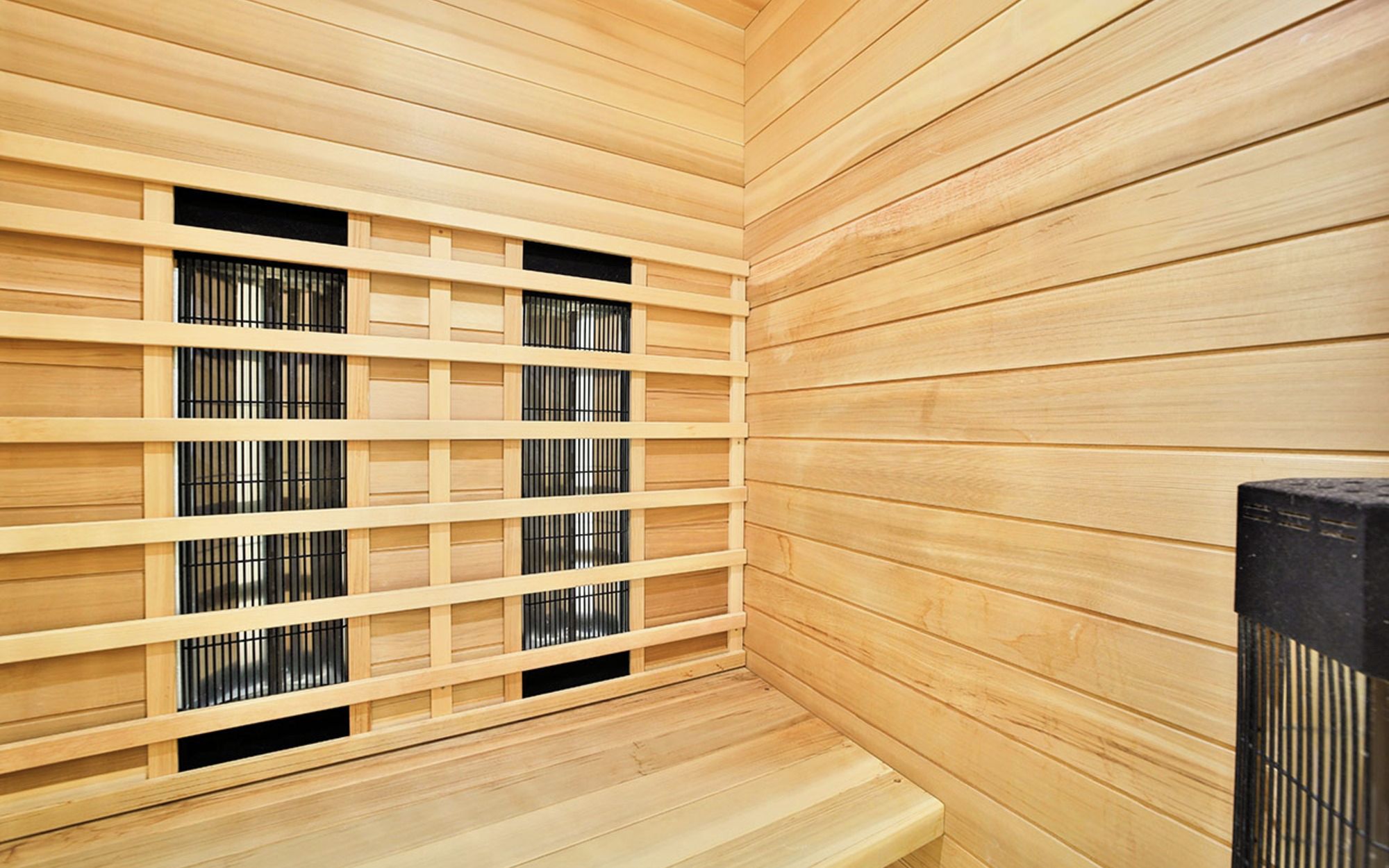 Una sauna con paredes y bancos de madera.