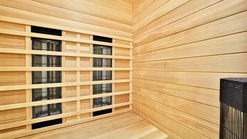 Una sauna con paredes y bancos de madera.