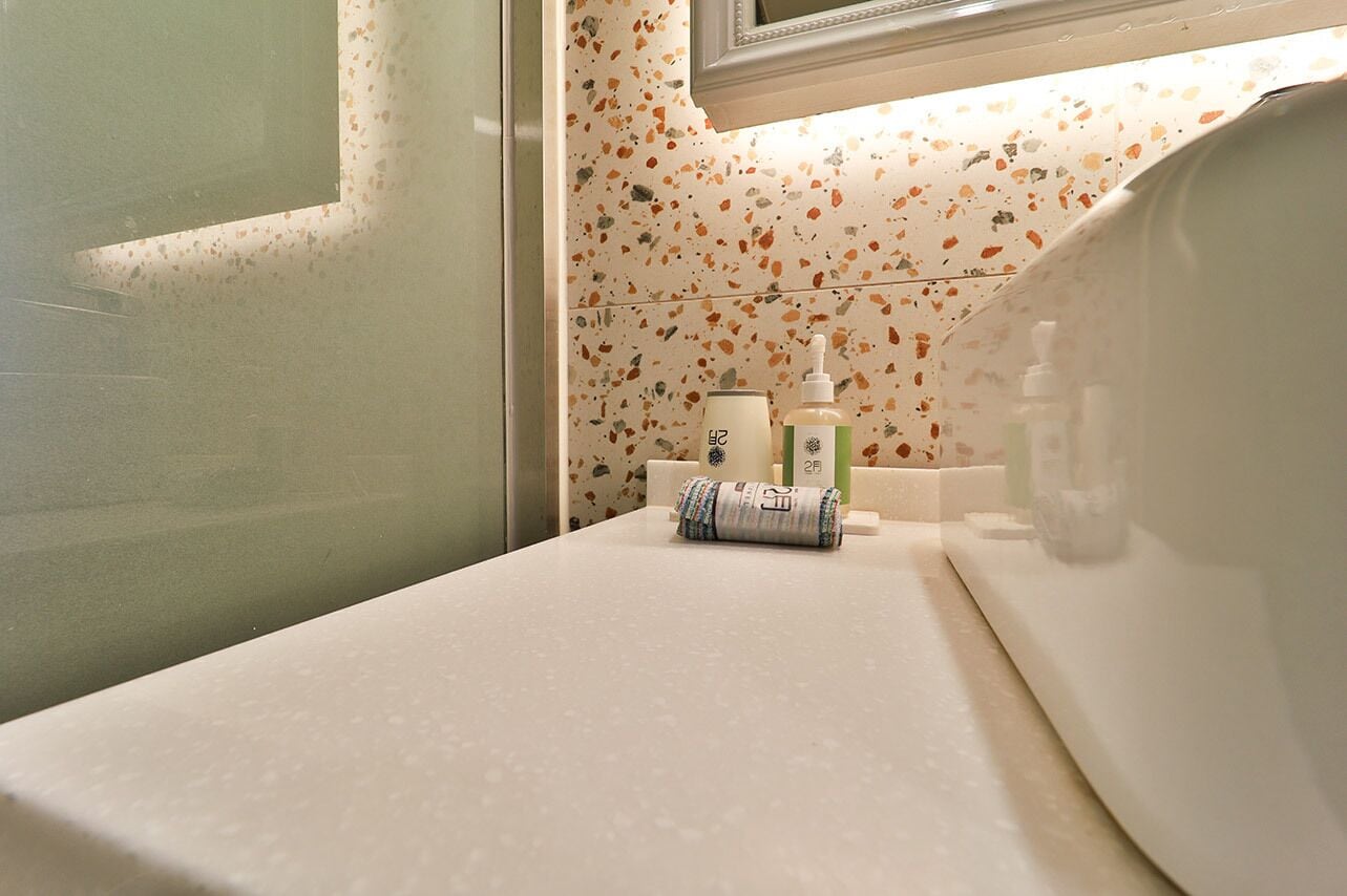 deluxe room | bathroom | shower, towels