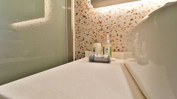 Deluxe Room | Bathroom | Hair dryer, bathrobes, bidet, towels