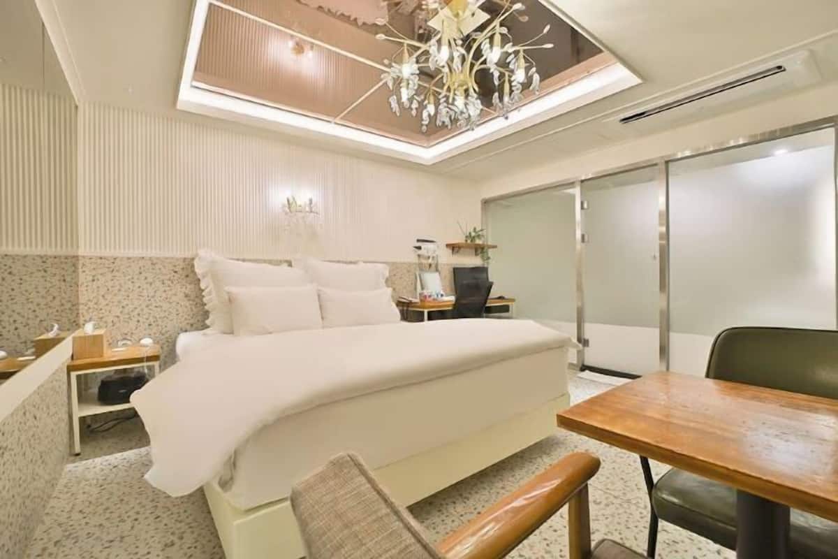 Decoración personalizada, muebles diferentes y wifi gratis