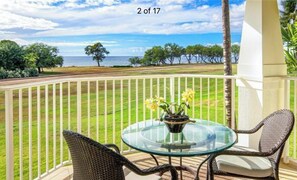 Outdoor dining - Ocean front condo (Kapolei)