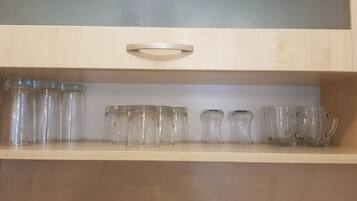 Réfrigérateur, four, bouilloire électrique