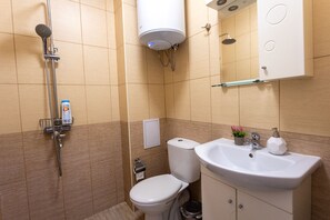 Tina con regadera, amenidades de baño gratuitas, secadora de cabello 