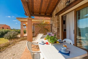 Appartement familial, plusieurs chambres, 2 salles de bains (Le Dimore di Nettuno 2 With Pool) | Terrasse/patio