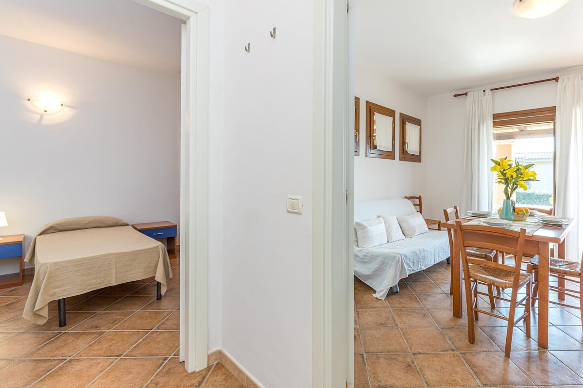 Familienapartment, Mehrere Schlafzimmer, 2 Bäder (Le Dimore di Nettuno 1 With Pool) | 2 Schlafzimmer, laptopgeeigneter Arbeitsplatz, Bügeleisen/Bügelbrett