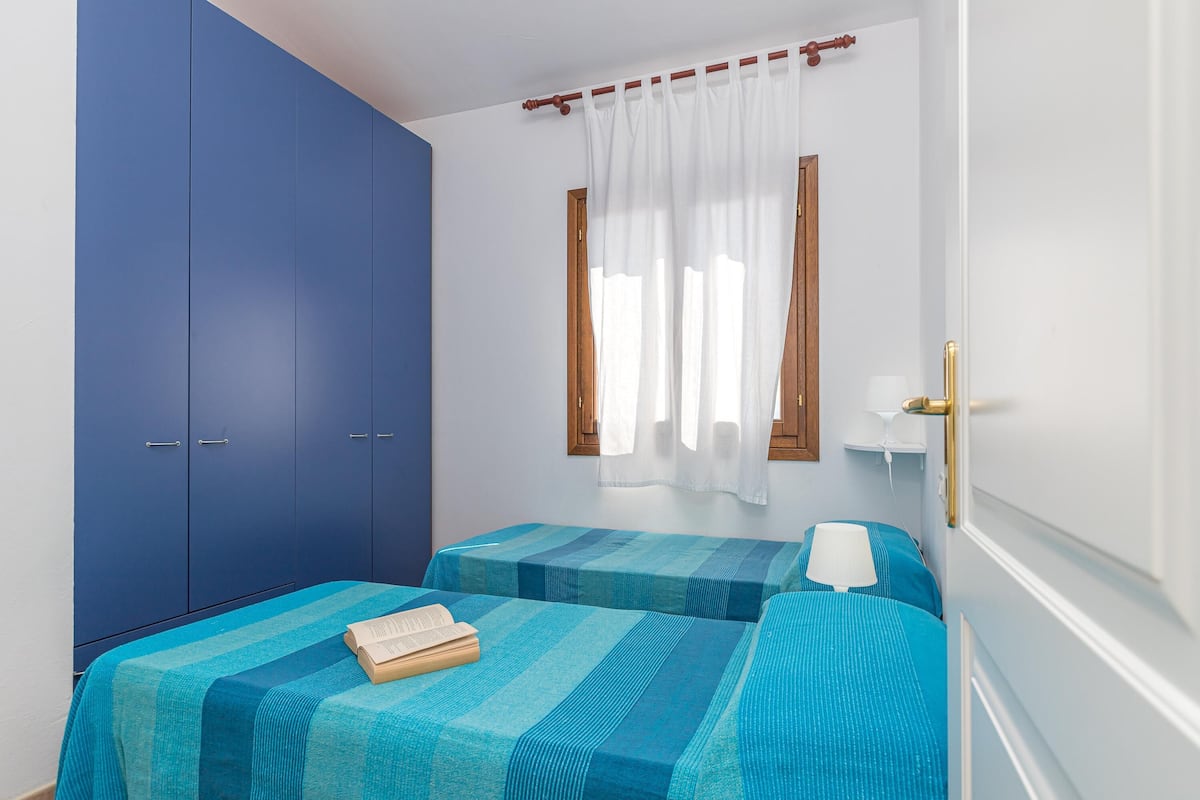 Familienapartment, Mehrere Schlafzimmer, 2 Bäder (Le Dimore di Nettuno 5 With Pool) | 2 Schlafzimmer, laptopgeeigneter Arbeitsplatz, Bügeleisen/Bügelbrett