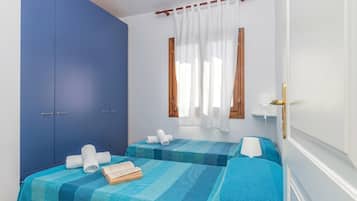Departamento familiar, varias habitaciones, 2 baños (Le Dimore di Nettuno 5 With Pool) | 2 habitaciones y espacio para trabajar con laptop