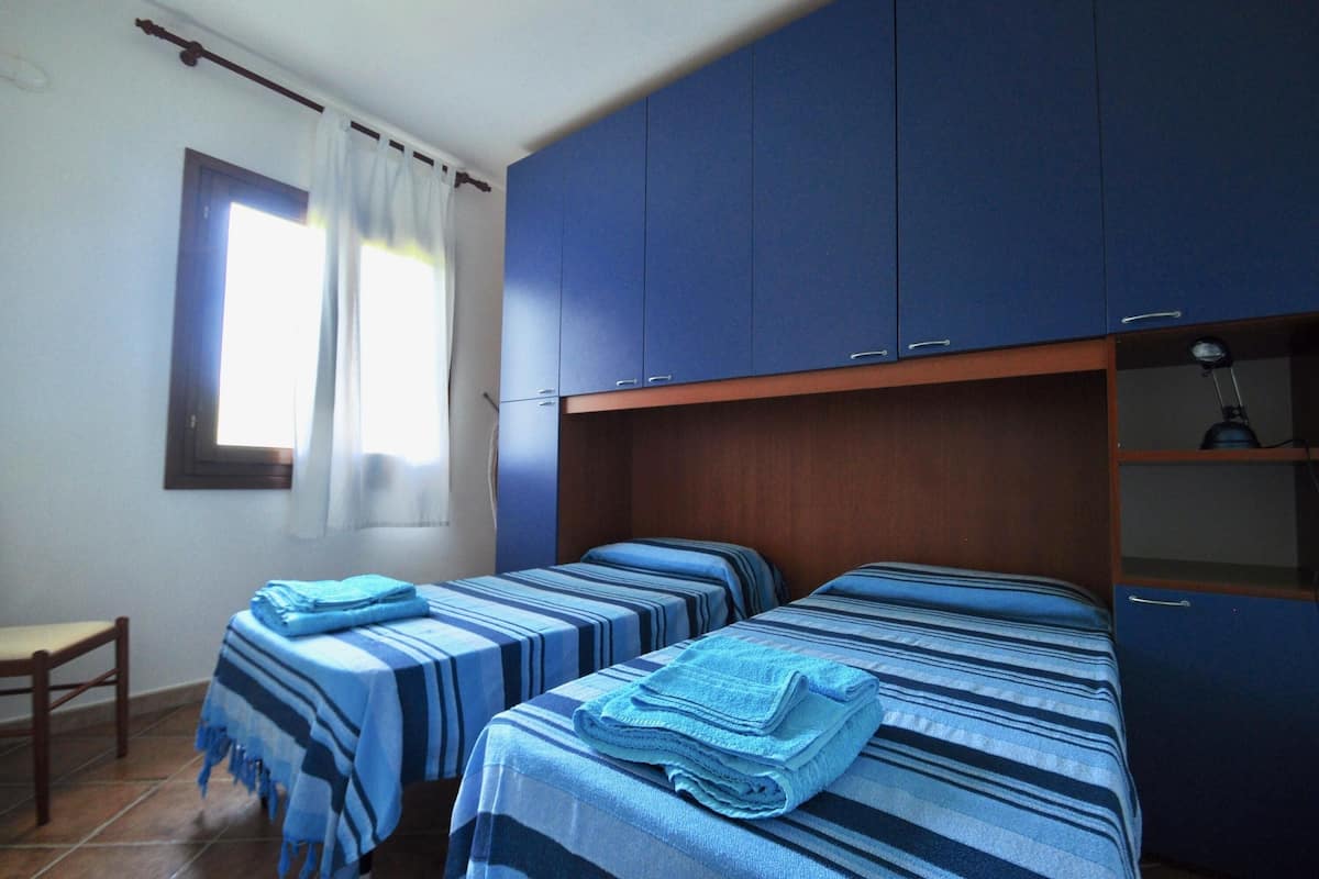 Familienapartment, 2 Schlafzimmer, 2 Bäder (Le Dimore di Nettuno 4 With Pool) | 2 Schlafzimmer, laptopgeeigneter Arbeitsplatz, Bügeleisen/Bügelbrett