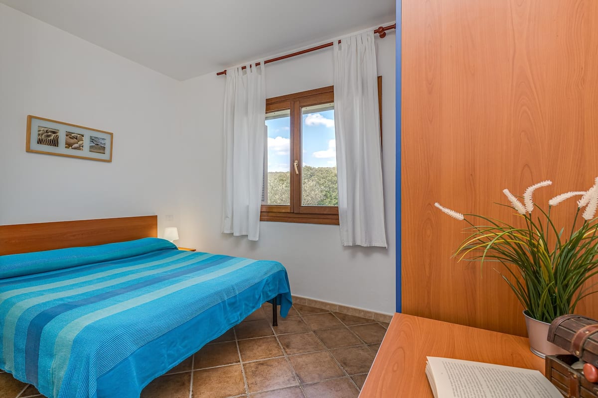 Familienapartment, Mehrere Schlafzimmer, 2 Bäder (Le Dimore di Nettuno 2 With Pool) | 2 Schlafzimmer, laptopgeeigneter Arbeitsplatz, Bügeleisen/Bügelbrett