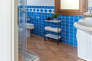 Apartemen Keluarga, beberapa kamar, 2 kamar mandi (Le Dimore di Nettuno 3 With Pool) | Kamar mandi | Shower, pengering rambut, kloset, dan handuk