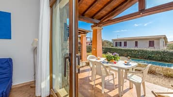 Departamento familiar, varias habitaciones, 2 baños (Le Dimore di Nettuno 2 With Pool) | Restaurante al aire libre