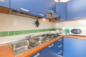 Familienapartment, Mehrere Schlafzimmer, 2 Bäder (Le Dimore di Nettuno 1 With Pool) | Eigene Küche