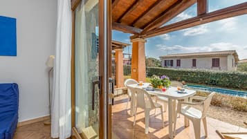 Apartamento família, vários quartos, 2 banheiros (Le Dimore di Nettuno 2 With Pool) | Terraço/pátio