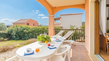 Departamento familiar, varias habitaciones, 2 baños (Le Dimore di Nettuno 3 With Pool) | Restaurante al aire libre