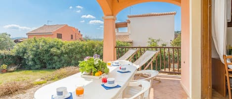 Familienapartment, Mehrere Schlafzimmer, 2 Bäder (Le Dimore di Nettuno 3 With Pool) | Speisen im Freien