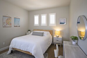 7 bedrooms, desk, iron/ironing board, travel cot